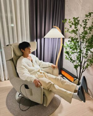 Hwang Chi-yeul Instagram - 써보라고 보내 주셔서 몇일 사용중인 누하스😊 디자인 이쁘고 노래 들을수 있어서 더 좋고(사운드좋음) 헬스 다녀와서 등근육 풀기도 좋고 마사지 쎄서(상당히쎔) 좋고 등더리 뜨시고 배도 뜨시게 해주는게 있어서 좋고 그냥 다 좋네요🥰 득근할께요 고마워요 누하스🥰 #누하스 #누하스안마의자 #오르빗 #ORBIT #사운드테라피 @nouhaus_korea