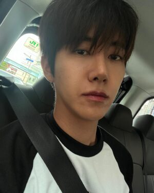 Hwang Kwang-hee Instagram - 솔직히 잘생이네 오늘😈