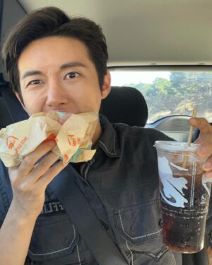 Hwang Kwang-hee Instagram - 나 두 개 중에 어떤 게 잘 어울려? 😎🏈