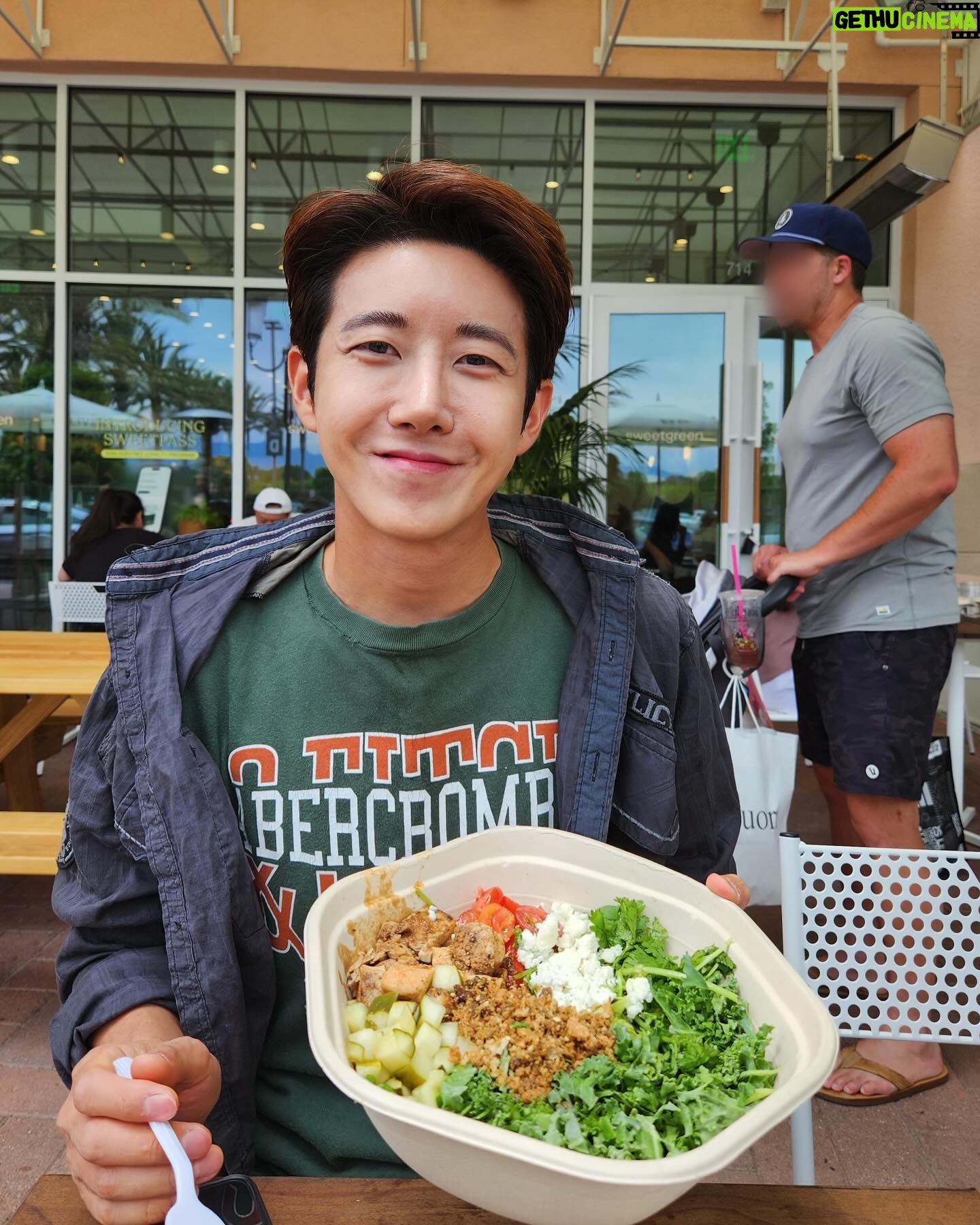 Hwang Kwang-hee - 11.4K Likes - 튼튼하게 채소도 많이 먹고 🥬🥒🥑🫑아이스크림도 맨날 나만 먹으니까 오늘은 한 입 먹어봐요🍨🍦🍧파파라치 놀이도 하고👻have a good day🤩