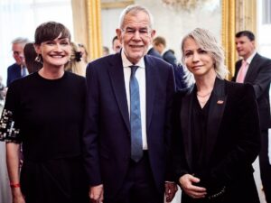 Hyde Instagram - #PresidentofChamberofCommerce 
#HaraldMahrer 
#AlexanderVanderBellen
#BundespräsidentderRepublikÖsterreich
#HYDE
#オーストリア
#オーストリア大統領
#オーストリア観光大使
#なんて素敵なオーストリアなんでしょう

Photo by Marek Knopp