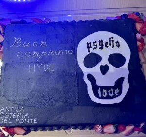 Hyde Instagram - So many people wished me a happy birthday! Thank you so much⭐️

たくさんの方にお誕生日祝ってもらいました！ありがとうございます⭐️

#HYDE
#HYDEBIRTHDAY
#HYDE爆誕祭2024