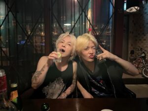 Hyde Instagram - #HYDE
#YUTA
#NCT127
#건배
#韓国旅行
#tattoo
#保守派に怒られそう
