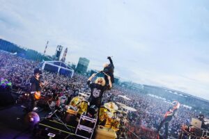 Hyde Instagram - It was amazing rockin’ out with all these powerful monster bands♪

#HYDE
#ロッキン
#RIJF2022