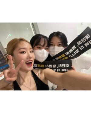 Hyowoo Instagram - 매 순간 도전의 연속이던 2022년, 후회 없이 보내구 
무슨 일이 있을지 모를 새해! 기대된다 💫
I wish you a year of love for each other! Happy new year 🫶✨