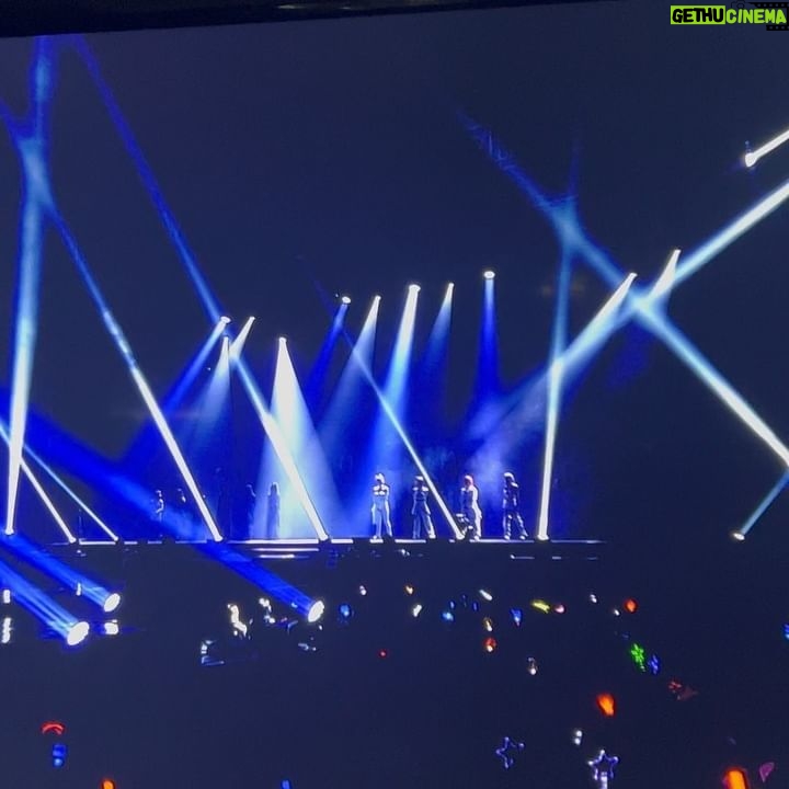 Hyowoo - 1.5K Likes - 매 순간 도전의 연속이던 2022년, 후회 없이 보내구
무슨 일이 있을지 모를 새해! 기대된다 💫
I wish you a year of love for each other! Happy new year 🫶✨