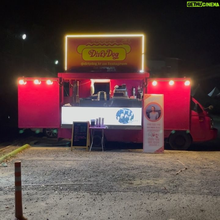 Hyowoo - 1.5K Likes - 매 순간 도전의 연속이던 2022년, 후회 없이 보내구
무슨 일이 있을지 모를 새해! 기대된다 💫
I wish you a year of love for each other! Happy new year 🫶✨