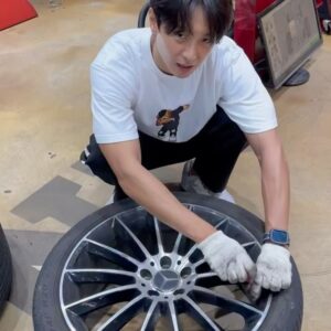 Hyun Woo Instagram - 커피 한잔하고 오늘도 퇴근👍🏾

하늘은 대체 무슨일인가...🚶🏻‍♂️

#커피 #일 #온메카닉

📸
@watermelon_surfphotographer