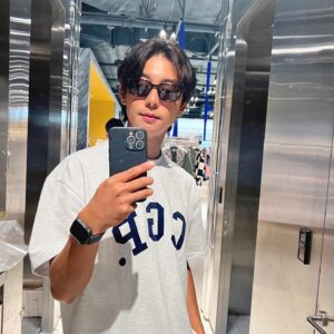 Hyun Woo Instagram - 너무 이쁘잖아😎

#carinnewjeans 
#carin #레트로스타일