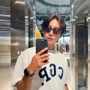 Hyun Woo Instagram - 너무 이쁘잖아😎

#carinnewjeans 
#carin #레트로스타일