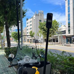Hyun Woo Instagram - 처음 사용해본 #insta360x3
아직 편집이 익숙하지 않지만 적응하면 무궁무진한 컨텐츠가 탄생할거같다! 심지어 튜토리얼도 있음👍🏾
바이크 탈때도 이렇게 역동적이고 재밌는데 서핑할땐 얼마나 더 멋진 영상이 나올까 벌써부터 기대된다!😊

제품 및 악세서리 후원해주신 @insta360 @insta360kr 에 감사인사 드리고 본사 소개해준 @carolinep8528 땡큐👍🏾
같이 라이딩가자🏍️
#브이로그#일상#서핑#바이크