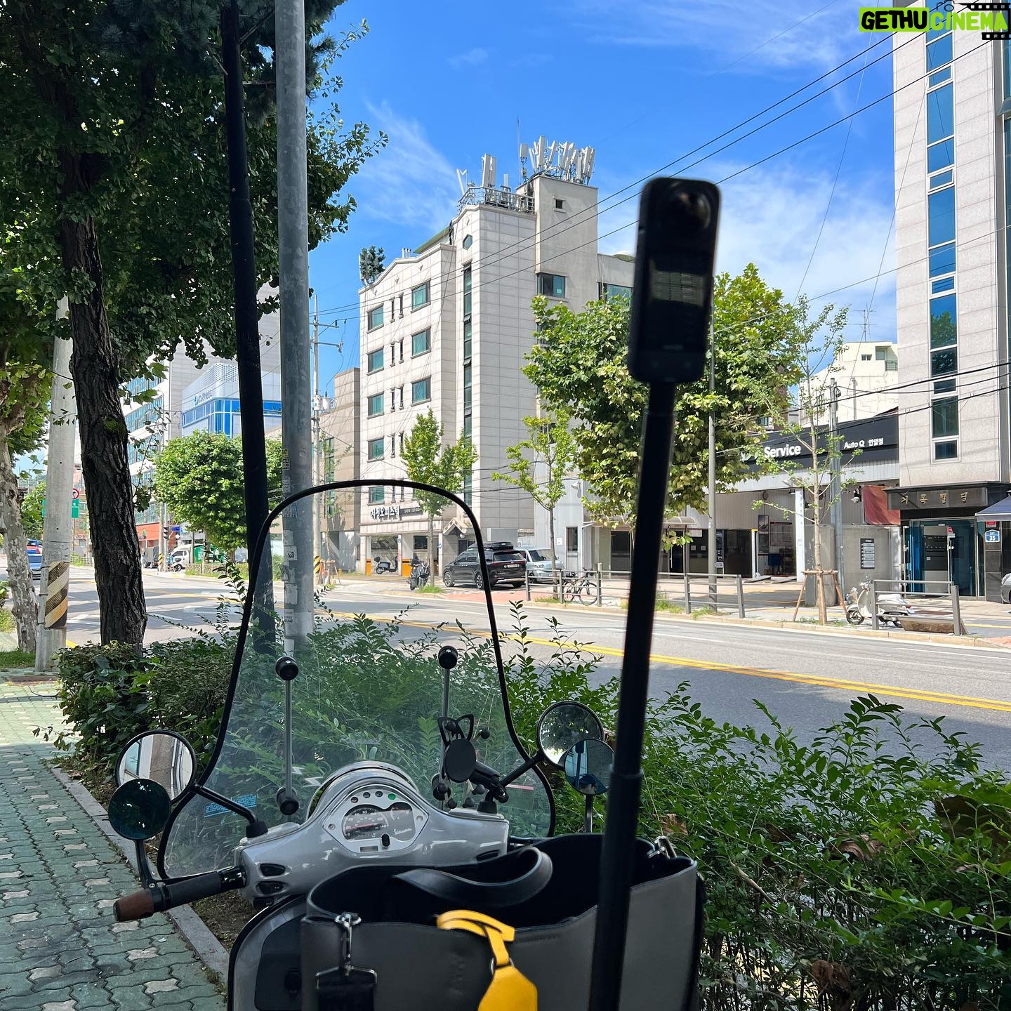 Hyun Woo - 2.7K Likes - 처음 사용해본 #insta360x3
아직 편집이 익숙하지 않지만 적응하면 무궁무진한 컨텐츠가 탄생할거같다! 심지어 튜토리얼도 있음👍🏾
바이크 탈때도 이렇게 역동적이고 재밌는데 서핑할땐 얼마나 더 멋진 영상이 나올까 벌써부터 기대된다!😊
제품 및 악세서리 후원해주신 @insta360 @insta360kr 에 감사인사 드리고 본사 소개해준 @carolinep8528 땡큐👍🏾
같이 라이딩가자🏍️
#브이로그#일상#서핑#바이크