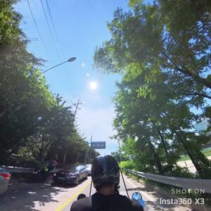 Hyun Woo Instagram - 처음 사용해본 #insta360x3
아직 편집이 익숙하지 않지만 적응하면 무궁무진한 컨텐츠가 탄생할거같다! 심지어 튜토리얼도 있음👍🏾
바이크 탈때도 이렇게 역동적이고 재밌는데 서핑할땐 얼마나 더 멋진 영상이 나올까 벌써부터 기대된다!😊

제품 및 악세서리 후원해주신 @insta360 @insta360kr 에 감사인사 드리고 본사 소개해준 @carolinep8528 땡큐👍🏾
같이 라이딩가자🏍️
#브이로그#일상#서핑#바이크