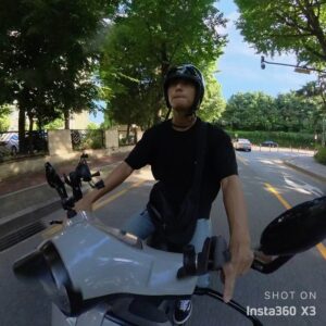 Hyun Woo Instagram - 처음 사용해본 #insta360x3
아직 편집이 익숙하지 않지만 적응하면 무궁무진한 컨텐츠가 탄생할거같다! 심지어 튜토리얼도 있음👍🏾
바이크 탈때도 이렇게 역동적이고 재밌는데 서핑할땐 얼마나 더 멋진 영상이 나올까 벌써부터 기대된다!😊

제품 및 악세서리 후원해주신 @insta360 @insta360kr 에 감사인사 드리고 본사 소개해준 @carolinep8528 땡큐👍🏾
같이 라이딩가자🏍️
#브이로그#일상#서핑#바이크
