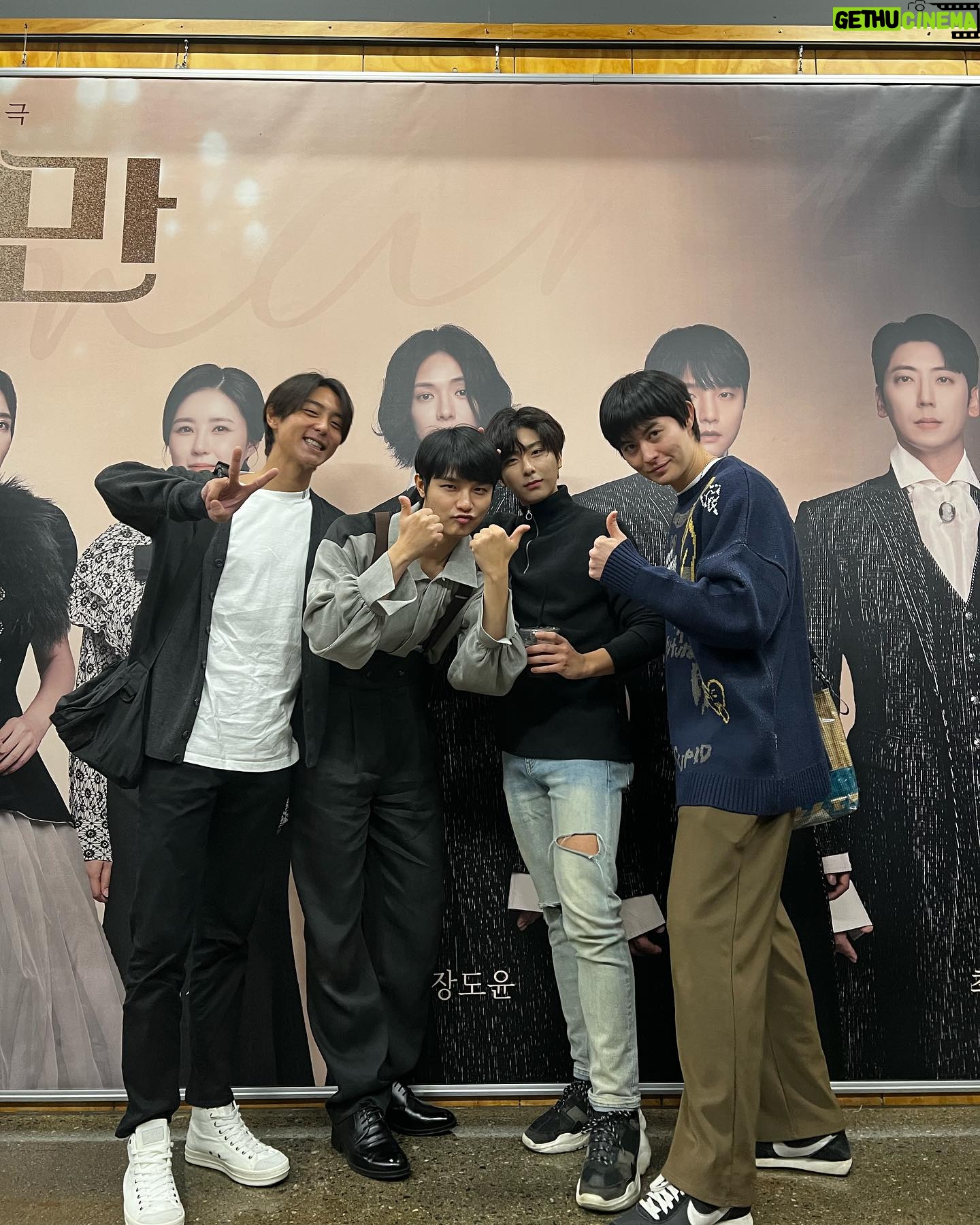 Hyun Woo - 3K Likes - 오랜만에 패밀리와 문화생활❤️
#슈만 의 #브람스 를 만나고 왔네요.
한층 물오른 최성민 #뿌듯
고생했고 잘봤습니다👍🏾
슈만은 #서경대공연예술센터스콘2관 에서
만나실 수 있어요.
#연극 #슈만과클라라 #알찬성민 #도전