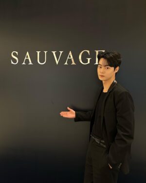 Hyun Woo-seok Instagram - #유료광고 @diorbeauty 

2023년 9월 15일 디올의 대표 남성 향수 컬렉션 <디올 소바쥬 팝업 스토어>가 오픈했습니다! 

행사 기간은 23.09.15 ~ 23.10.09 이고, 롯데 에비뉴엘 월드타워점 B1층 더 크라운 행사장에서 진행 중입니다:) 

방문 혜택도 있다고 하는데요 “모든 소바쥬 구매 고객 대상 소바쥬 브레이슬릿을 증정과 소바쥬 배쓰&바디 제품 구매 고객 대상 소바쥬 오 드 뚜왈렛 10ml 미니어쳐 샘플 증정“ 이라고 합니다 (그 외 금액대별 다양한 기프트와 특별한 아트 오브 기프팅 포장 서비스, 인그레이빙 서비스도 있답니다) 

다녀와보니 멋있음에 놀랐습니다 시간 되실 때 구경 가도 좋을 것 같습니다 😉😉

#디올뷰티 #디올향수 #디올소바쥬 #디올소바쥬팝업