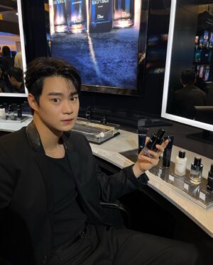 Hyun Woo-seok Instagram - #유료광고 @diorbeauty 

2023년 9월 15일 디올의 대표 남성 향수 컬렉션 <디올 소바쥬 팝업 스토어>가 오픈했습니다! 

행사 기간은 23.09.15 ~ 23.10.09 이고, 롯데 에비뉴엘 월드타워점 B1층 더 크라운 행사장에서 진행 중입니다:) 

방문 혜택도 있다고 하는데요 “모든 소바쥬 구매 고객 대상 소바쥬 브레이슬릿을 증정과 소바쥬 배쓰&바디 제품 구매 고객 대상 소바쥬 오 드 뚜왈렛 10ml 미니어쳐 샘플 증정“ 이라고 합니다 (그 외 금액대별 다양한 기프트와 특별한 아트 오브 기프팅 포장 서비스, 인그레이빙 서비스도 있답니다) 

다녀와보니 멋있음에 놀랐습니다 시간 되실 때 구경 가도 좋을 것 같습니다 😉😉

#디올뷰티 #디올향수 #디올소바쥬 #디올소바쥬팝업