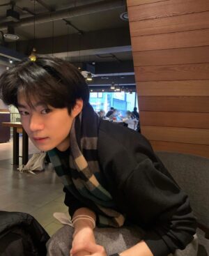 Hyun Woo-seok Instagram - 🧣