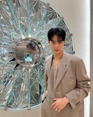 Hyun Woo-seok Instagram - #광고 @tiffanyandco 
‘현대백화점 무역센터점’ 1층에 새롭게 재단장한 부티크를 오픈하였습니다:) 

‘현대백화점 무역센터점’ 티파니 부티크는 뉴욕 5번가 티파니 플래그십 스토어를 그대로 옮겨 놓은 듯한 분위기를 자아내는 동시에 브랜드 고유의 럭셔리함과 세련된 아름다움을 선사합니다 ‘JOYFUL, ELEGANT, REFINED (즐겁고 우아하며 세련된) 컨셉을 기반으로 디자인 설계 되었다고 하는데요 시간을 초월하는 상징적인 브랜드의 요소들이 부티크 내 곳곳에 투영 되었다고 합니다

브랜드 시그니처 ’티파니 세팅 링‘을 비롯하여 여러 아이코닉한 컬렉션 제품들을 만나 보실 수 있습니다 🙌🏻🙌🏻
-
#티파니앤코 #tiffanyandco #현대무역