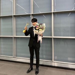 Hyun Woo-seok Instagram - 너무 좋은 작품으로 함께 할 수 있어서 영광이었습니다
감사합니다 새해 복 많이 받으세요! 
치얼업 최고! 🖤
#치얼업