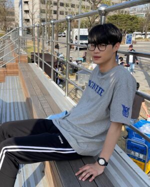 Hyun Woo-seok Instagram - 빙글빙글 우산 그리고 용일과 함께 🤓
#치얼업