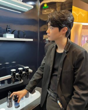 Hyun Woo-seok Instagram - #유료광고 @diorbeauty 

2023년 9월 15일 디올의 대표 남성 향수 컬렉션 <디올 소바쥬 팝업 스토어>가 오픈했습니다! 

행사 기간은 23.09.15 ~ 23.10.09 이고, 롯데 에비뉴엘 월드타워점 B1층 더 크라운 행사장에서 진행 중입니다:) 

방문 혜택도 있다고 하는데요 “모든 소바쥬 구매 고객 대상 소바쥬 브레이슬릿을 증정과 소바쥬 배쓰&바디 제품 구매 고객 대상 소바쥬 오 드 뚜왈렛 10ml 미니어쳐 샘플 증정“ 이라고 합니다 (그 외 금액대별 다양한 기프트와 특별한 아트 오브 기프팅 포장 서비스, 인그레이빙 서비스도 있답니다) 

다녀와보니 멋있음에 놀랐습니다 시간 되실 때 구경 가도 좋을 것 같습니다 😉😉

#디올뷰티 #디올향수 #디올소바쥬 #디올소바쥬팝업