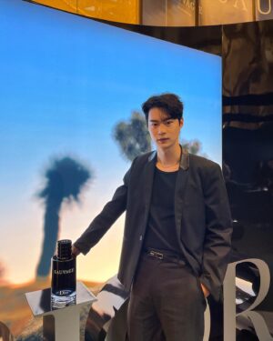 Hyun Woo-seok Instagram - #유료광고 @diorbeauty 

2023년 9월 15일 디올의 대표 남성 향수 컬렉션 <디올 소바쥬 팝업 스토어>가 오픈했습니다! 

행사 기간은 23.09.15 ~ 23.10.09 이고, 롯데 에비뉴엘 월드타워점 B1층 더 크라운 행사장에서 진행 중입니다:) 

방문 혜택도 있다고 하는데요 “모든 소바쥬 구매 고객 대상 소바쥬 브레이슬릿을 증정과 소바쥬 배쓰&바디 제품 구매 고객 대상 소바쥬 오 드 뚜왈렛 10ml 미니어쳐 샘플 증정“ 이라고 합니다 (그 외 금액대별 다양한 기프트와 특별한 아트 오브 기프팅 포장 서비스, 인그레이빙 서비스도 있답니다) 

다녀와보니 멋있음에 놀랐습니다 시간 되실 때 구경 가도 좋을 것 같습니다 😉😉

#디올뷰티 #디올향수 #디올소바쥬 #디올소바쥬팝업