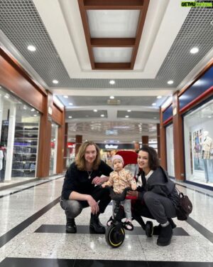 IVAN Instagram - Скоро весна! Наконец-то, проснувшись рано утром, не увидишь бесконечную темень за окном. Но это не все))) Наконец-то Василиса опробует своего трехколесного коня в парках) Но а пока мы гордо, красиво и с комфортом колесим по торговым центрам, и за это спасибо @doonacis 
Родительство — это 🔥🔥🔥