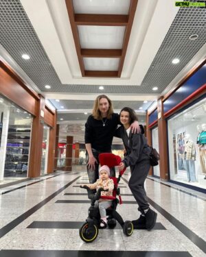 IVAN Instagram - Скоро весна! Наконец-то, проснувшись рано утром, не увидишь бесконечную темень за окном. Но это не все))) Наконец-то Василиса опробует своего трехколесного коня в парках) Но а пока мы гордо, красиво и с комфортом колесим по торговым центрам, и за это спасибо @doonacis 
Родительство — это 🔥🔥🔥