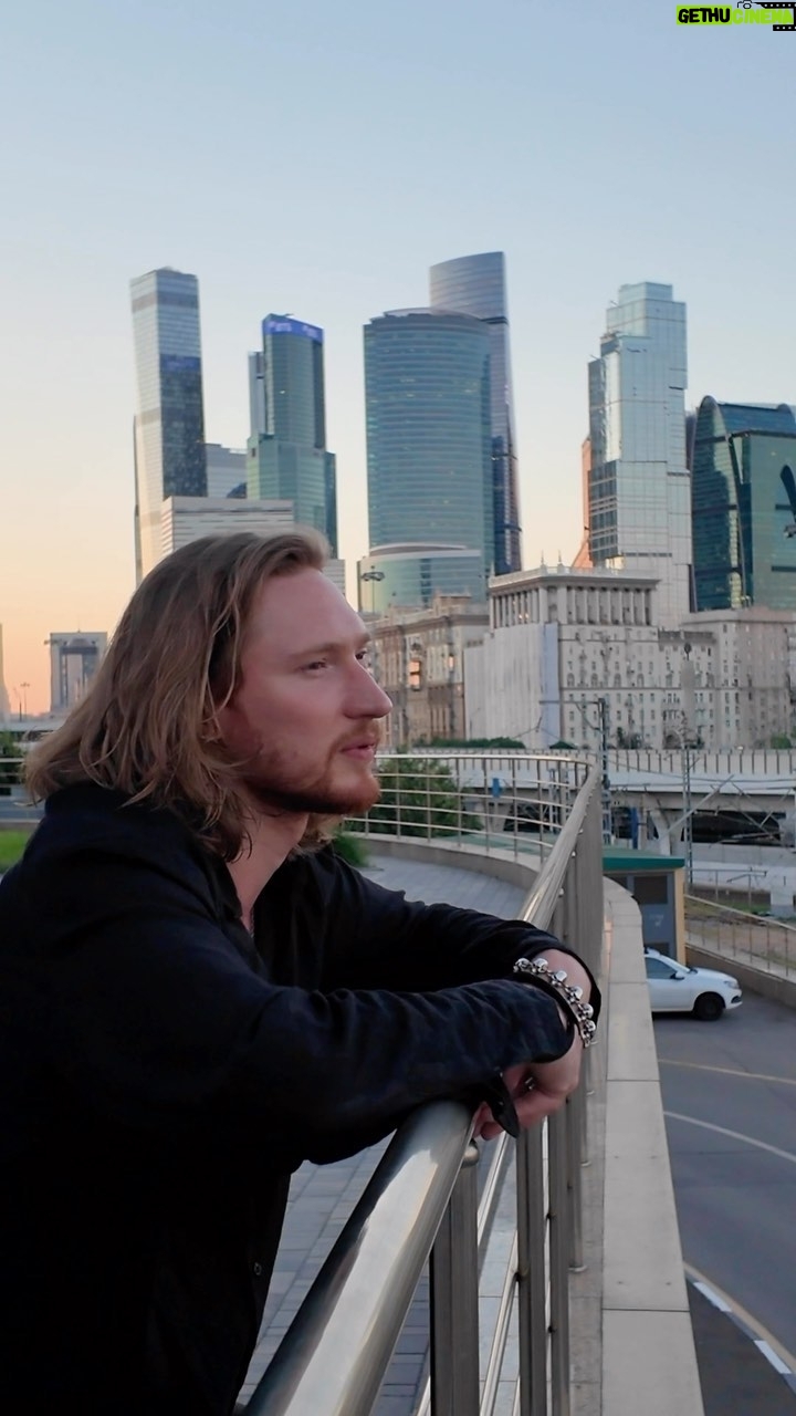 IVAN - 1K Likes - Песня “Этот Мир” впервые прозвучала на шоу “Главная сцена” 8 лет назад. И все это время лежала в столе без официального релиза. И вот она вышла… голос стал другим, я изменился) Первая совместная работа с @vdrobysh вышла спустя 8 лет. Что ж) Звучи❤️
Музыка: Дробыш В. Я.
Текст: Золотарев А. О., Иванов А. В.