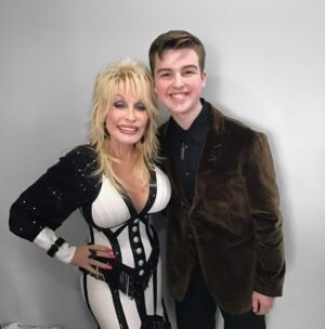 Iain Armitage Instagram - I was so happy to meet @dollyparton !!! Tune in to her Pet Gala tonight on @cbstv - she’s amazing!!! #dollyspetgala