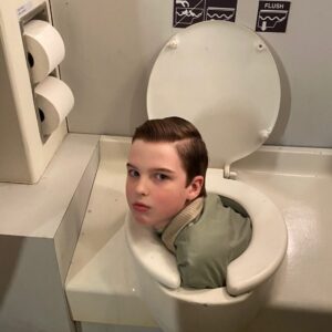 Iain Armitage Instagram - We haven’t flown in a while but realized we never got a chance to thank @united airlines and their quick thinking crew when Iain had this mishap on his most recent flight. How does this even happen?!? Anyway, thank you, United! Iain hopes to never be in this situation again, but if he is, it’s nice to know you are there for him!