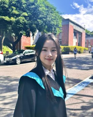 Iain Lu Instagram - 終於大學畢業啦🎓
-
從精力沒有盡頭的小大一，榮譽晉升為大四畢業社會人士。經歷了許多自我懷疑、破碎重整，感謝北藝大帶來的養分，讓我更認識自己，謝謝老師們的愛，總是接住我們脆弱的心。
-
身邊最多人問的是：「你真的可以畢業嗎？」，各位！是真的！從大一就精打細算安排了每個學期需要修的學分，狠下心在大三結束前修完所有通識，大四一整年除了必修，就是在為畢業後的衝刺做準備。在此非常感謝我的一群好友，分組的時候會叫上我，娛樂活動也沒落下我，大學能夠遇見你們真的超級幸福，沒能跟上你們的畢業旅行，內心十分遺憾。
-
工作學校兩邊跑的日子結束了✔️
漫長的未來，真不知道會遇見什麼，始終抱著玩樂的心，探索人生💫