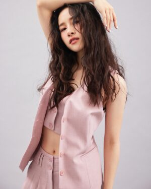 Iain Lu Instagram - 傲嬌千金 /  古裝俠女 / SM女王，在身體與靈魂中輪替
緊繃、焦慮、無助是演員日常，生活卻總有小驚喜

粉紅是柔軟的、療癒的、舒服的、令人想瞇起眼睛的溫柔
不論心情如何，被粉紅色包圍，總不由自主愉悅＆Chill

法文課學到 apercu，喜歡輕輕讀它時唇舌間的感覺
「洞察」是瞬間瞭解事物本質，再與之共處的泰然

穿搭也許是時尚、也許是種態度、更多是個人品味的延伸
在許多許多時候，卻只是簡單喜歡它們在自己身上的模樣
喜歡每一件帶來好心情的衣服，喜歡每一個不同的自己

@apercu.global 
#apercu #apercustyle #apercuxyentity #apercuxchia