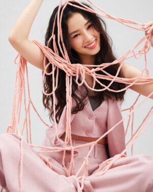 Iain Lu Instagram - 傲嬌千金 /  古裝俠女 / SM女王，在身體與靈魂中輪替
緊繃、焦慮、無助是演員日常，生活卻總有小驚喜

粉紅是柔軟的、療癒的、舒服的、令人想瞇起眼睛的溫柔
不論心情如何，被粉紅色包圍，總不由自主愉悅＆Chill

法文課學到 apercu，喜歡輕輕讀它時唇舌間的感覺
「洞察」是瞬間瞭解事物本質，再與之共處的泰然

穿搭也許是時尚、也許是種態度、更多是個人品味的延伸
在許多許多時候，卻只是簡單喜歡它們在自己身上的模樣
喜歡每一件帶來好心情的衣服，喜歡每一個不同的自己

@apercu.global 
#apercu #apercustyle #apercuxyentity #apercuxchia
