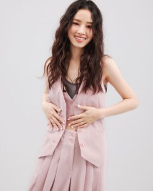 Iain Lu Instagram - 傲嬌千金 /  古裝俠女 / SM女王，在身體與靈魂中輪替
緊繃、焦慮、無助是演員日常，生活卻總有小驚喜

粉紅是柔軟的、療癒的、舒服的、令人想瞇起眼睛的溫柔
不論心情如何，被粉紅色包圍，總不由自主愉悅＆Chill

法文課學到 apercu，喜歡輕輕讀它時唇舌間的感覺
「洞察」是瞬間瞭解事物本質，再與之共處的泰然

穿搭也許是時尚、也許是種態度、更多是個人品味的延伸
在許多許多時候，卻只是簡單喜歡它們在自己身上的模樣
喜歡每一件帶來好心情的衣服，喜歡每一個不同的自己

@apercu.global 
#apercu #apercustyle #apercuxyentity #apercuxchia