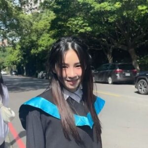 Iain Lu Instagram - 終於大學畢業啦🎓
-
從精力沒有盡頭的小大一，榮譽晉升為大四畢業社會人士。經歷了許多自我懷疑、破碎重整，感謝北藝大帶來的養分，讓我更認識自己，謝謝老師們的愛，總是接住我們脆弱的心。
-
身邊最多人問的是：「你真的可以畢業嗎？」，各位！是真的！從大一就精打細算安排了每個學期需要修的學分，狠下心在大三結束前修完所有通識，大四一整年除了必修，就是在為畢業後的衝刺做準備。在此非常感謝我的一群好友，分組的時候會叫上我，娛樂活動也沒落下我，大學能夠遇見你們真的超級幸福，沒能跟上你們的畢業旅行，內心十分遺憾。
-
工作學校兩邊跑的日子結束了✔️
漫長的未來，真不知道會遇見什麼，始終抱著玩樂的心，探索人生💫