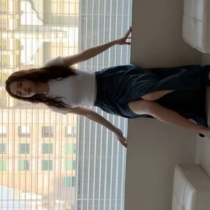 Iain Lu Instagram - 這次訪問大家都說我比想像中活潑，印象中就是坐在角落很安靜的一個小女生，齁呦人家真的很多面向啦，自己也捉摸不定🫣🫣🫣
—
想看到更多面向，記得買「穿越門中門」的票進劇場一探究竟？！
謝謝溫溫姊姊的訪問和Jay哥哥的漂亮照片😍