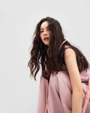 Iain Lu Instagram - 傲嬌千金 /  古裝俠女 / SM女王，在身體與靈魂中輪替
緊繃、焦慮、無助是演員日常，生活卻總有小驚喜

粉紅是柔軟的、療癒的、舒服的、令人想瞇起眼睛的溫柔
不論心情如何，被粉紅色包圍，總不由自主愉悅＆Chill

法文課學到 apercu，喜歡輕輕讀它時唇舌間的感覺
「洞察」是瞬間瞭解事物本質，再與之共處的泰然

穿搭也許是時尚、也許是種態度、更多是個人品味的延伸
在許多許多時候，卻只是簡單喜歡它們在自己身上的模樣
喜歡每一件帶來好心情的衣服，喜歡每一個不同的自己

@apercu.global 
#apercu #apercustyle #apercuxyentity #apercuxchia