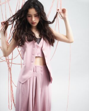 Iain Lu Instagram - 傲嬌千金 /  古裝俠女 / SM女王，在身體與靈魂中輪替
緊繃、焦慮、無助是演員日常，生活卻總有小驚喜

粉紅是柔軟的、療癒的、舒服的、令人想瞇起眼睛的溫柔
不論心情如何，被粉紅色包圍，總不由自主愉悅＆Chill

法文課學到 apercu，喜歡輕輕讀它時唇舌間的感覺
「洞察」是瞬間瞭解事物本質，再與之共處的泰然

穿搭也許是時尚、也許是種態度、更多是個人品味的延伸
在許多許多時候，卻只是簡單喜歡它們在自己身上的模樣
喜歡每一件帶來好心情的衣服，喜歡每一個不同的自己

@apercu.global 
#apercu #apercustyle #apercuxyentity #apercuxchia