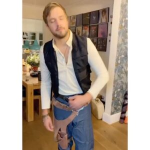 Iain Stirling Instagram - The best Mum ✅
The best Wife ✅
A birthday that’s easy to remember ✅

May the forth be with you @thewhitmore ❤️

Swipe to the end for the greatest lip syncing of all time!