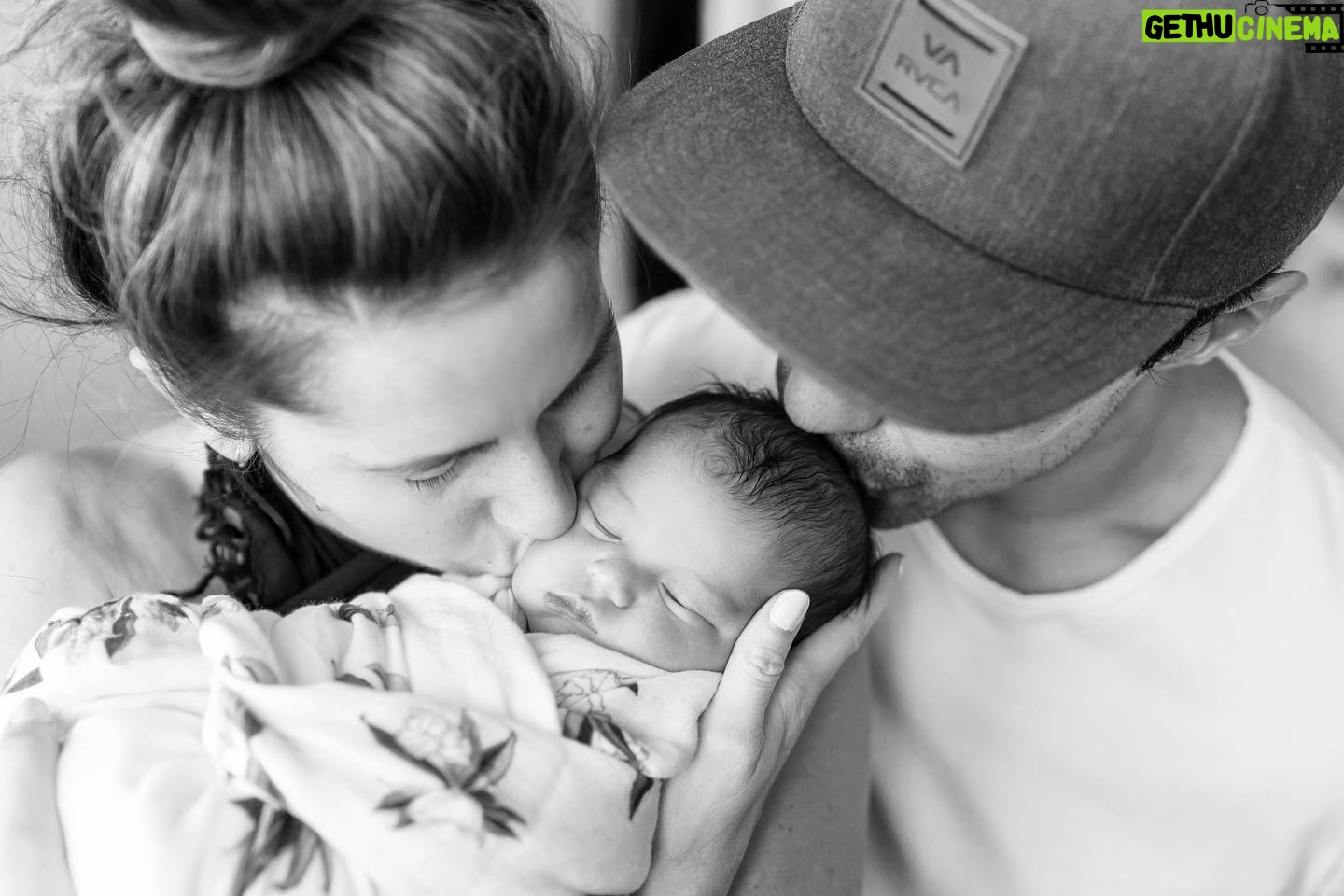 Ian Anthony Dale - 35.7K Likes - Welcome to the world baby girl. Get used to these kisses. #girldad