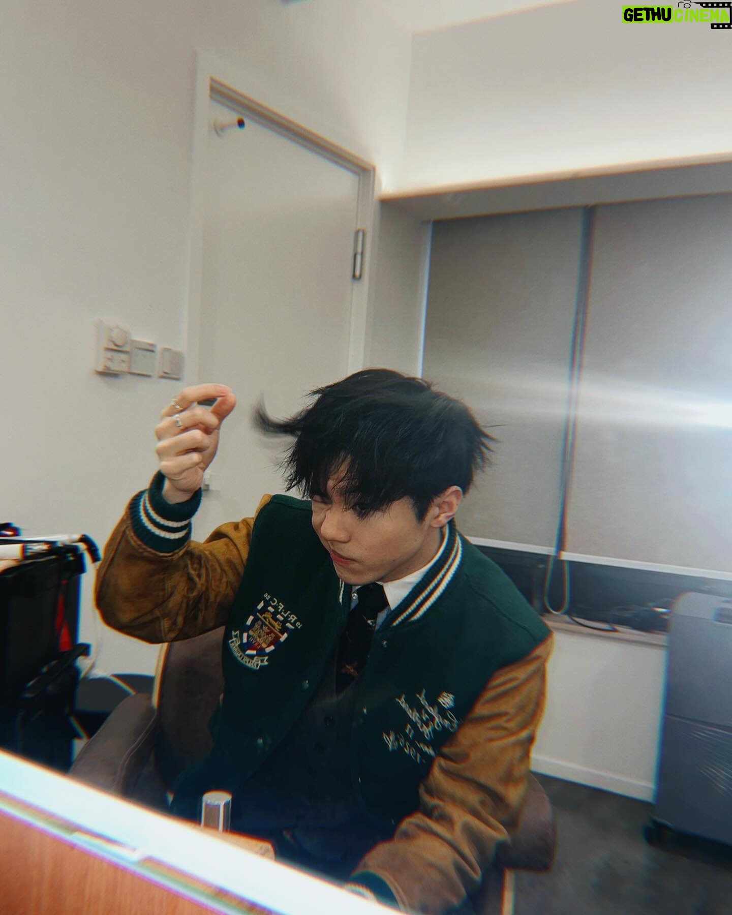 Ian Chan - 33.8K Likes - -
依排嘗試留長少少啲頭髮
但係發覺會長期吉眼
唔係有心單眼🙏🏻😉
第三張係點影到對腳有兩米長
要問番 @kwankwanchung