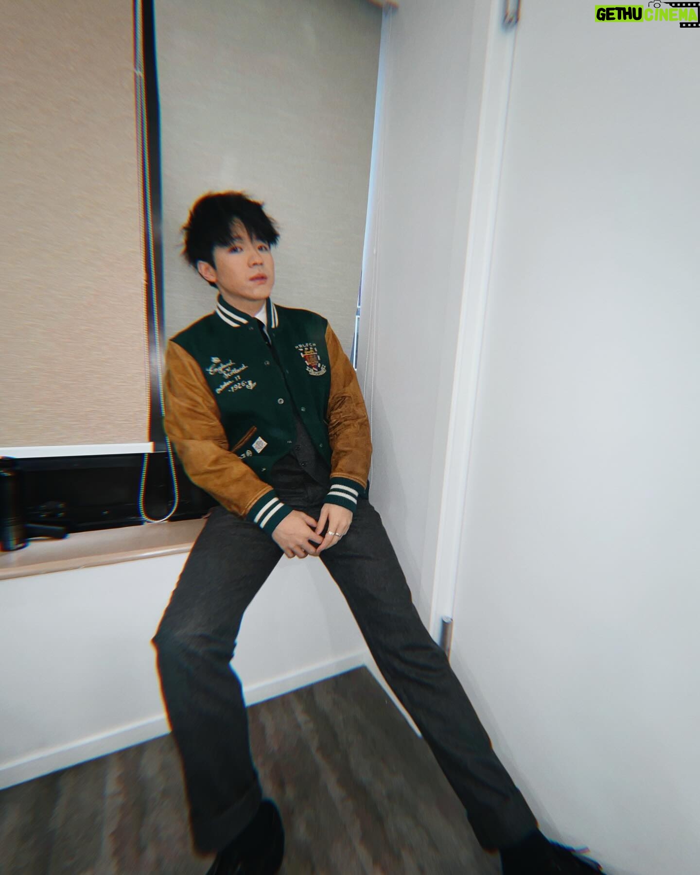 Ian Chan - 33.8K Likes - -
依排嘗試留長少少啲頭髮
但係發覺會長期吉眼
唔係有心單眼🙏🏻😉
第三張係點影到對腳有兩米長
要問番 @kwankwanchung