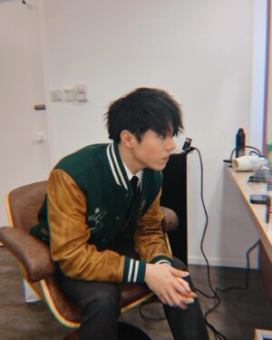 Ian Chan Instagram - -
依排嘗試留長少少啲頭髮
但係發覺會長期吉眼
唔係有心單眼🙏🏻😉
第三張係點影到對腳有兩米長
要問番 @kwankwanchung