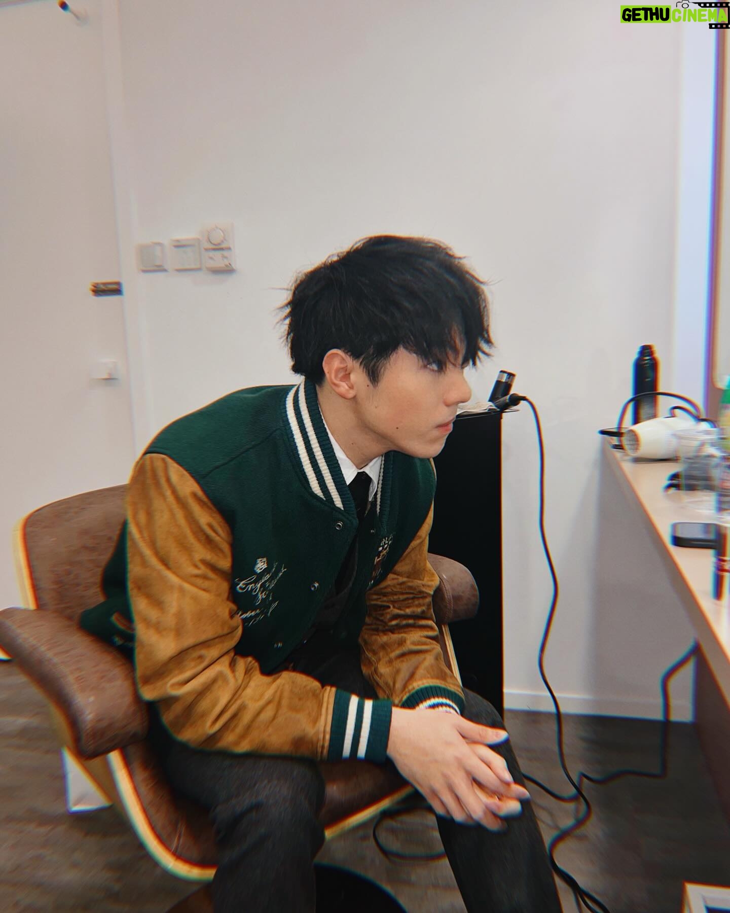Ian Chan - 33.8K Likes - -
依排嘗試留長少少啲頭髮
但係發覺會長期吉眼
唔係有心單眼🙏🏻😉
第三張係點影到對腳有兩米長
要問番 @kwankwanchung
