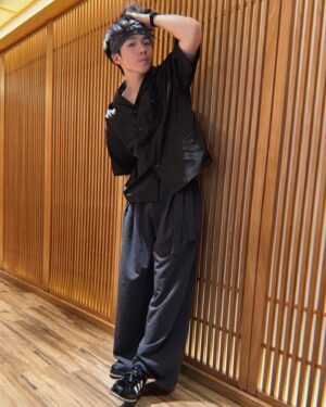 Ian Chan Instagram - -
四連拍
 
I feel like wearing 地球上的最後一朵花 today😀