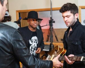 Ian Nelson Instagram - Amped for ‘22

Grateful to be working on some rad projects with such an amazing team!

Happy New Year! 🤍🤍
Ian

@sunsetsoundrecorders @dfdproductions 

📸 @zoesherphotography