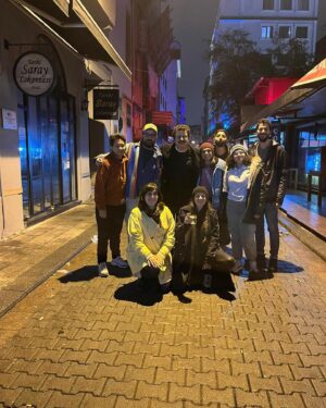 İbrahim Büyükak Instagram - Ve paydos💙
Başta canım partnerim Yasemin Sakallıoğlu’na
ve birbirinden şahane oyuncu arkadaşlarıma,
kamera arkasındaki muhteşem ekibime ve yapımcımıza
çok teşekkür ederim🌹
29 Aralık’ta çok eğleneceğiz çok😉

@mutluyuzfilm