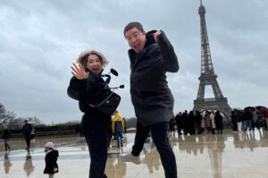 İbrahim Büyükak Instagram - Ben Paris adamıyım, sen seversin sevmezsin🗼😂

*Son fotoya dikkat😂